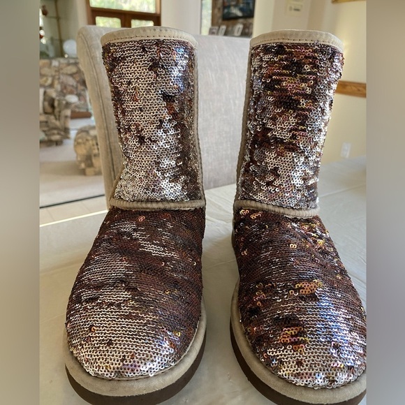 Ugg classic short sparkles champagne boot. Size 6 - Picture 3 of 7